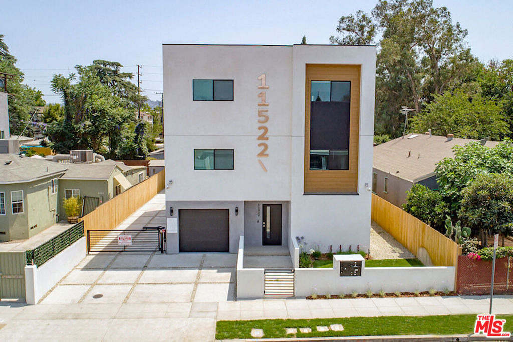 11522 1/2 Emelita Street - Photo 0