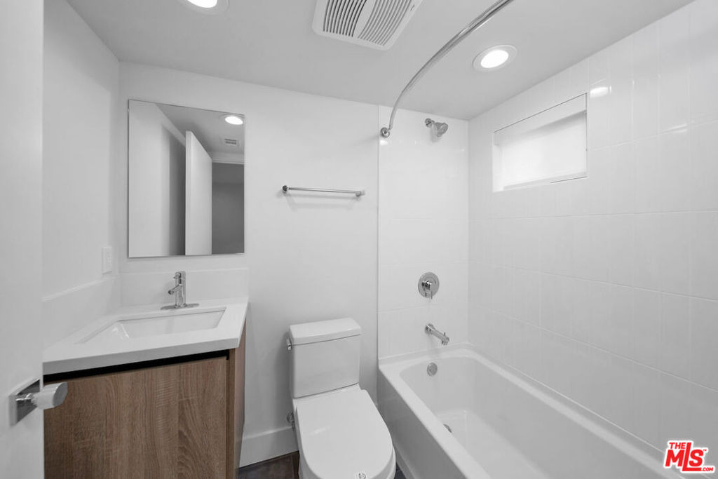 11522 1/2 Emelita Street - Photo 5