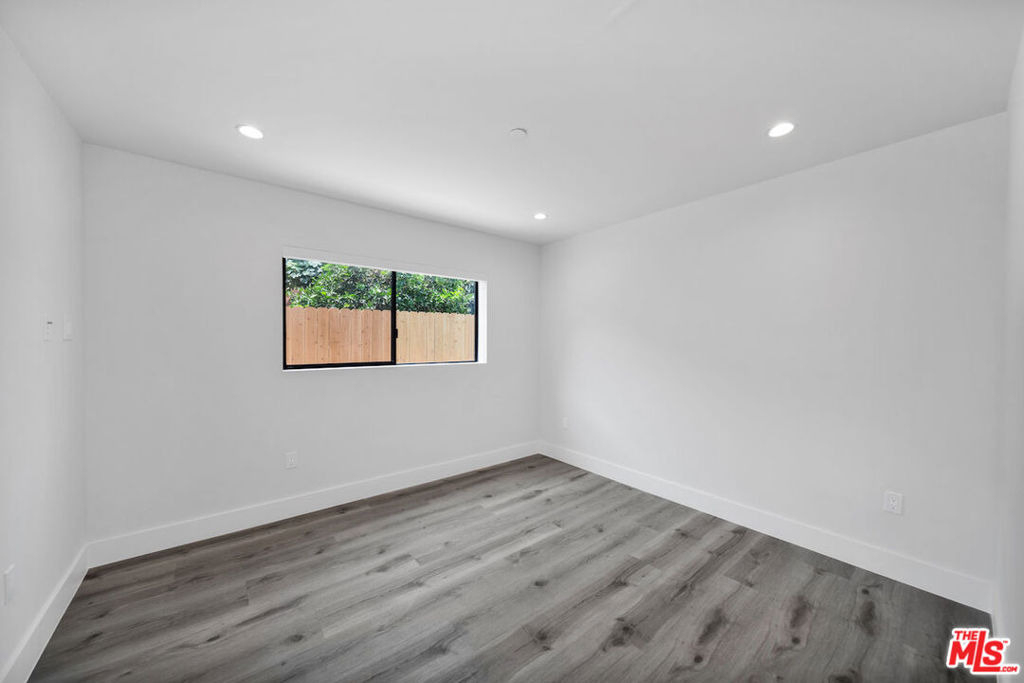 11522 1/2 Emelita Street - Photo 2