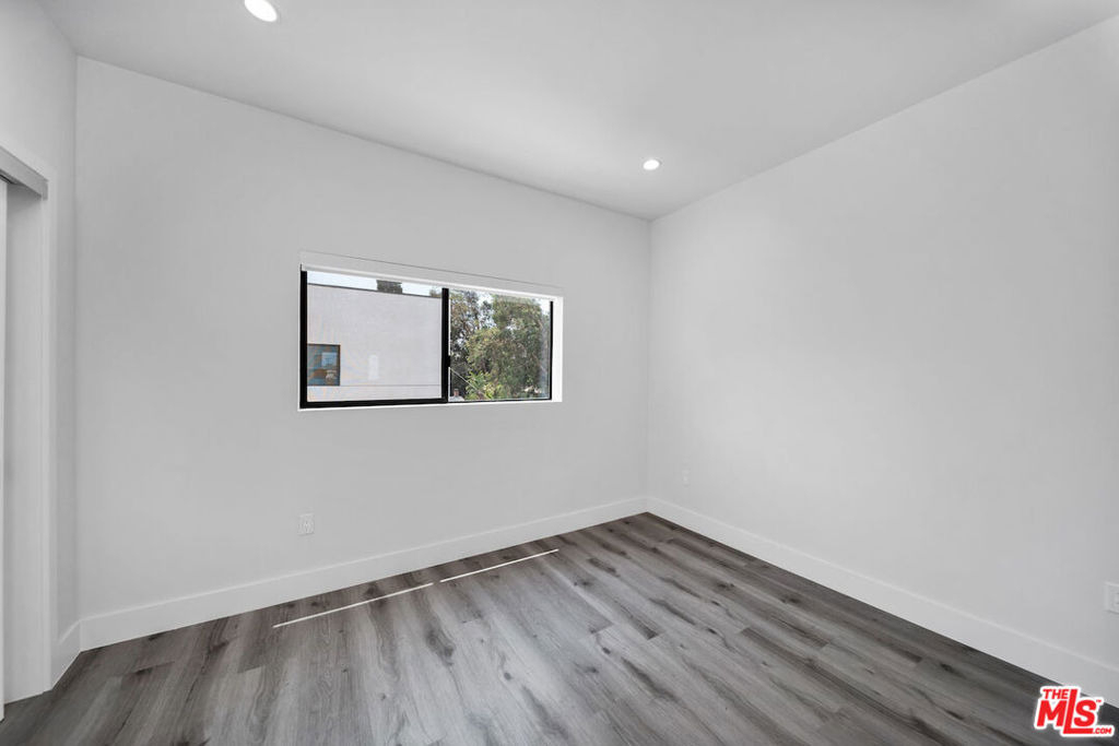 11522 1/2 Emelita Street - Photo 12