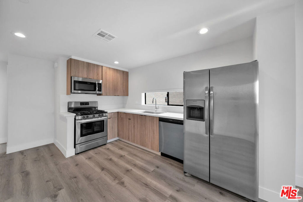 11522 1/2 Emelita Street - Photo 8