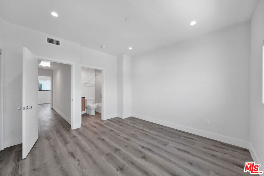 11522 1/2 Emelita Street - Photo 9