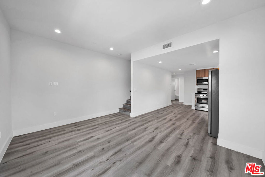 11522 1/2 Emelita Street - Photo 7