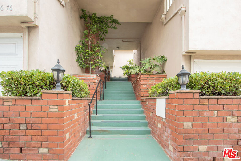 1366 S Beverly Glen Boulevard - Photo 2