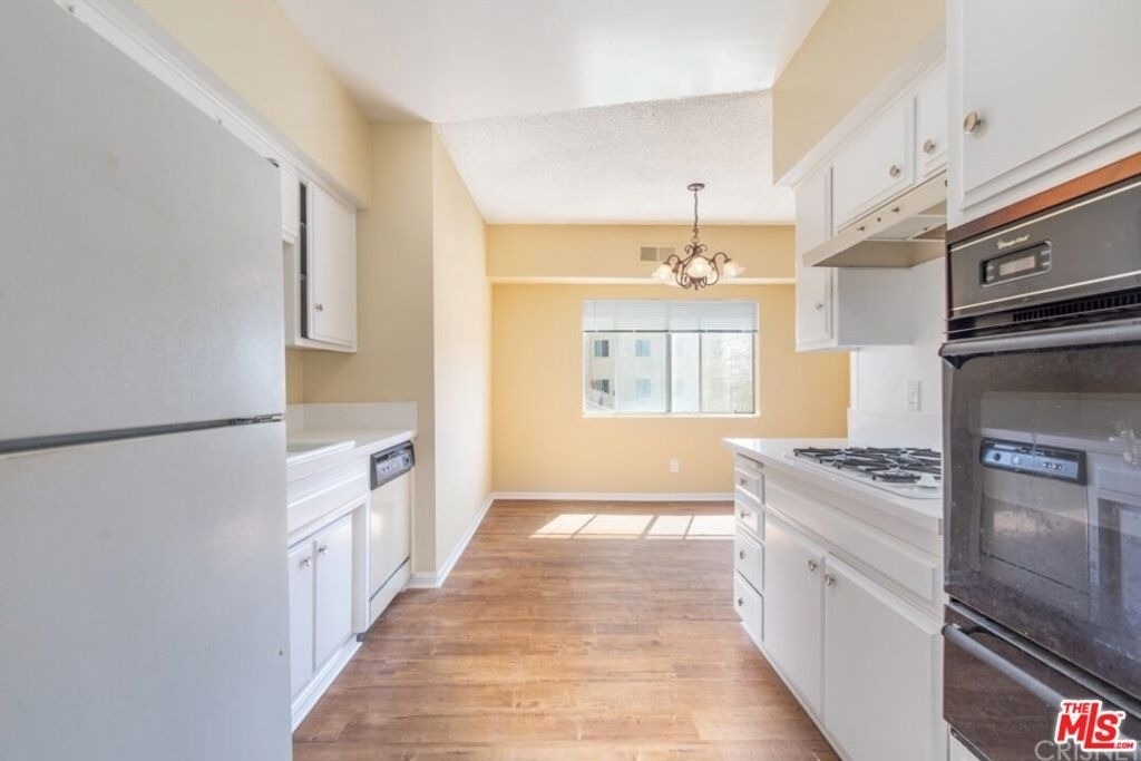 1677 Westholme Avenue - Photo 1