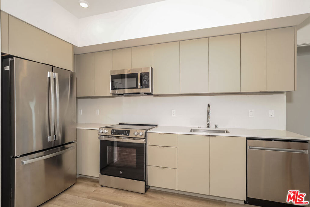 521 N Gramercy Place - Photo 2