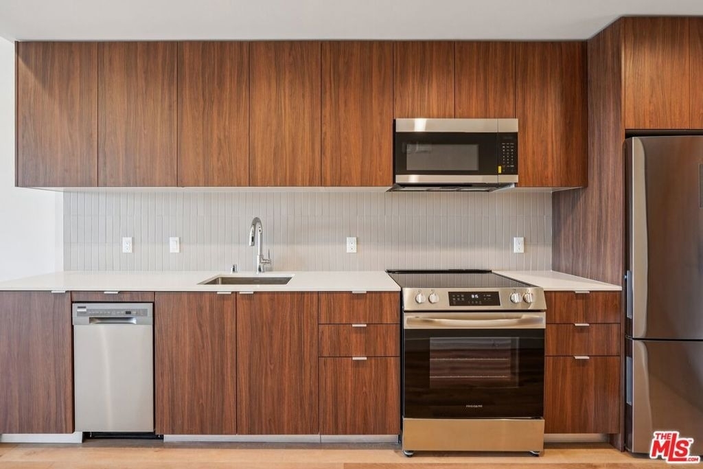10431 Santa Monica Boulevard - Photo 2