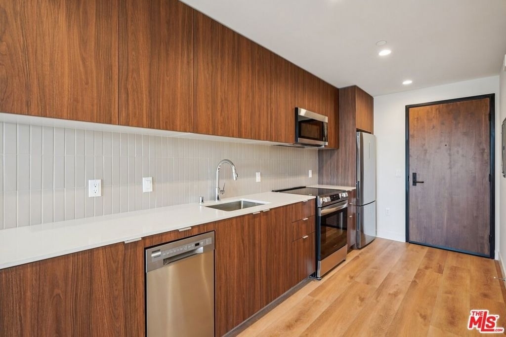 10431 Santa Monica Boulevard - Photo 1