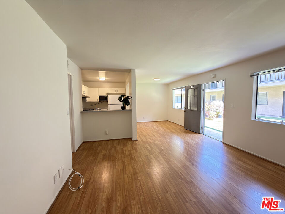 326 S Manhattan Place - Photo 2