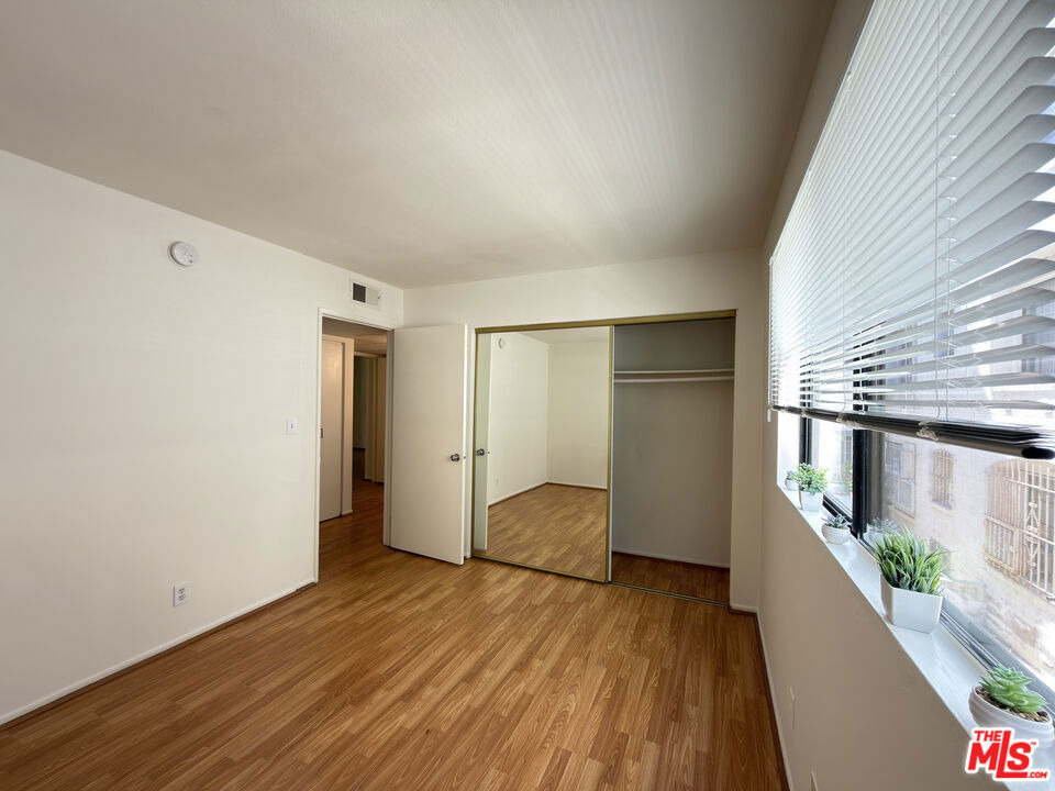 326 S Manhattan Place - Photo 7