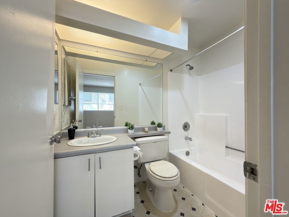 326 S Manhattan Place - Photo 10
