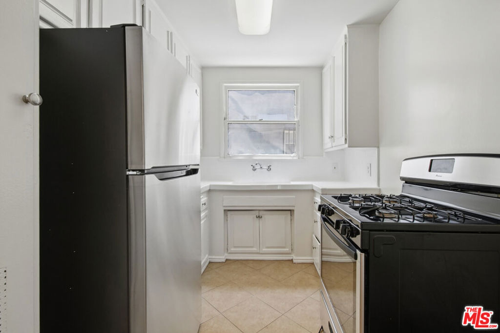 1138 S Sherbourne Drive - Photo 5