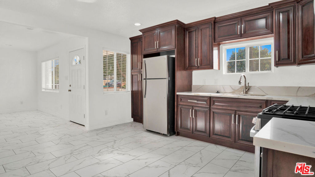 2239 W Lincoln Street - Photo 7