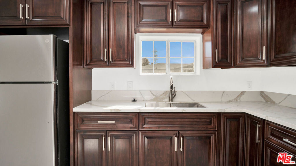 2239 W Lincoln Street - Photo 10