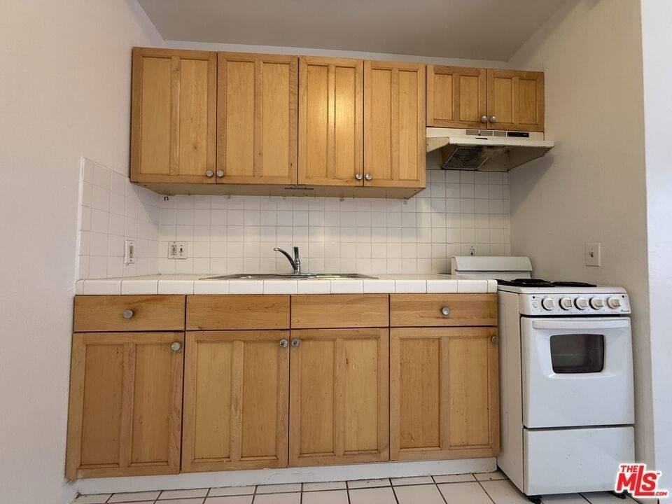 1816 N Gramercy Place - Photo 9