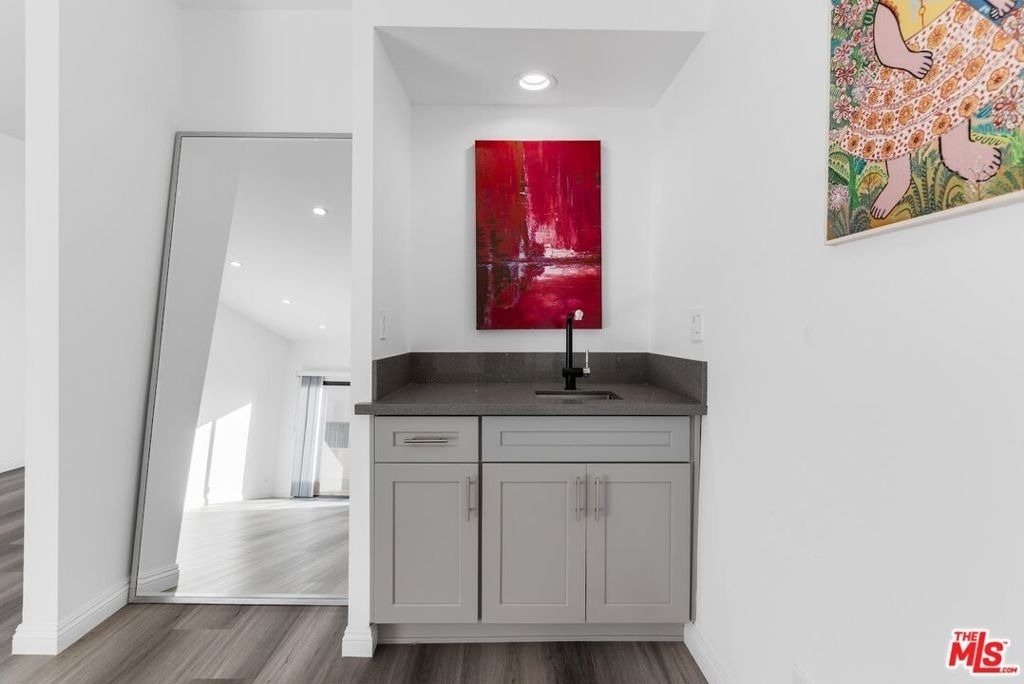 1727 S Bentley Avenue - Photo 9