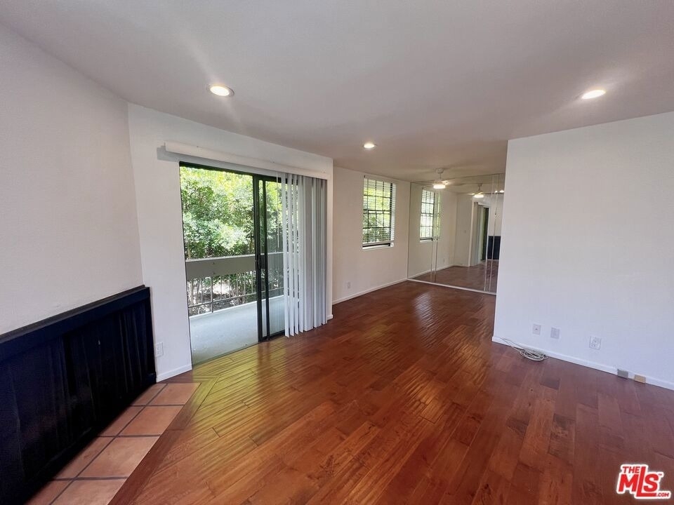 750 N Kings Road - Photo 2