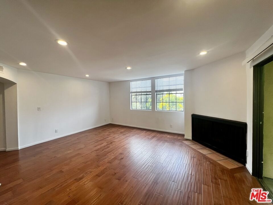 750 N Kings Road - Photo 3