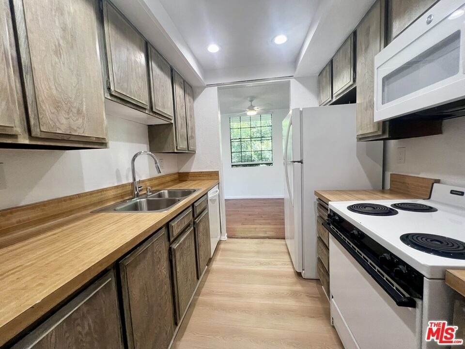 750 N Kings Road - Photo 4