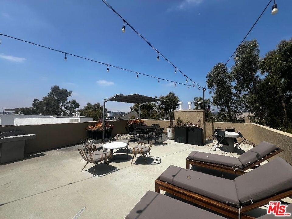 750 N Kings Road - Photo 10
