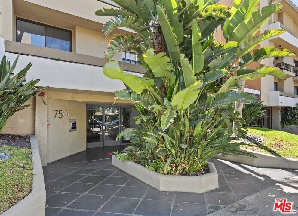 750 N Kings Road - Photo 16