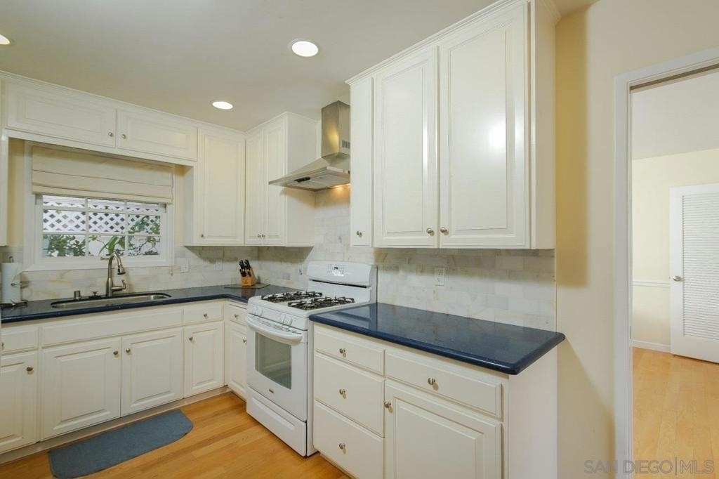 1045 Adella - Photo 4
