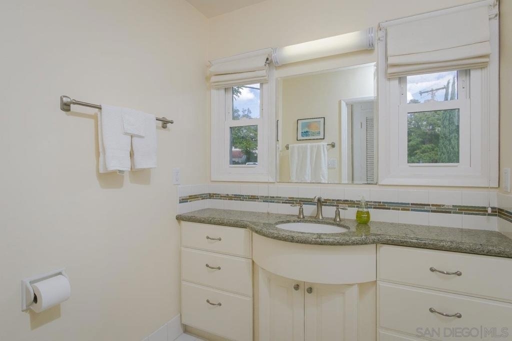 1045 Adella - Photo 7