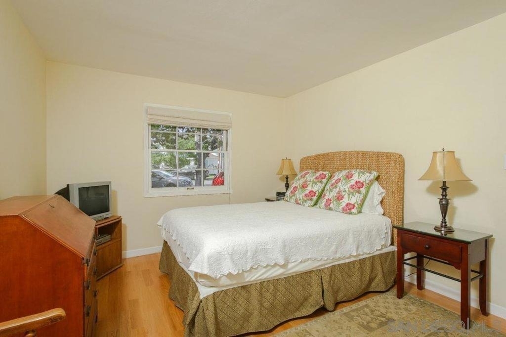 1045 Adella - Photo 18