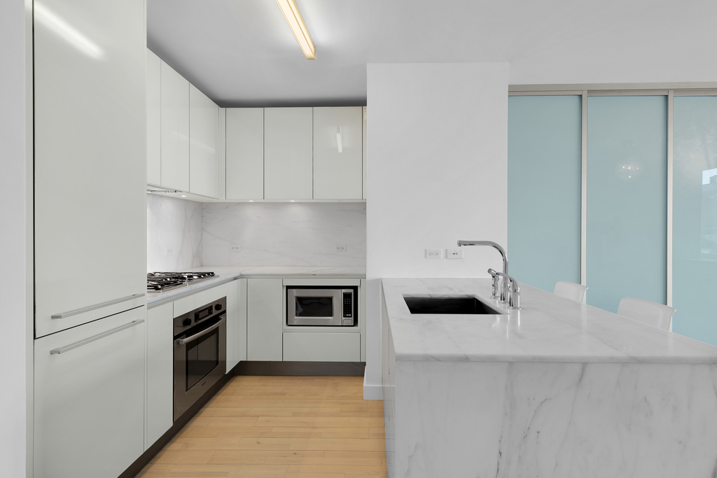 322 W 57th St - Photo 3
