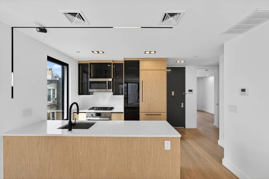 61 N Henry St - Photo 3