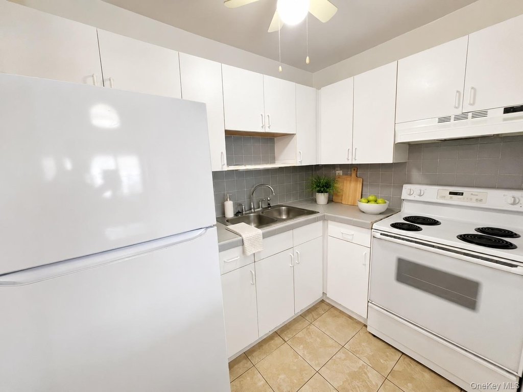 274 Hooker Avenue - Photo 3