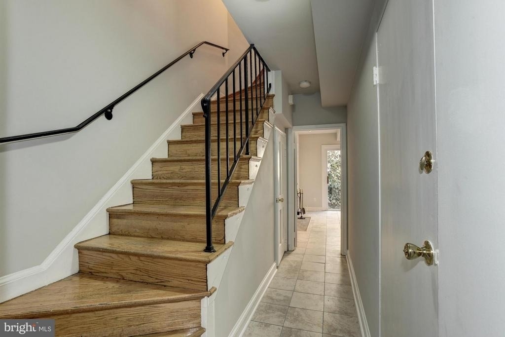 2531 Queen Annes Lane Nw - Photo 3