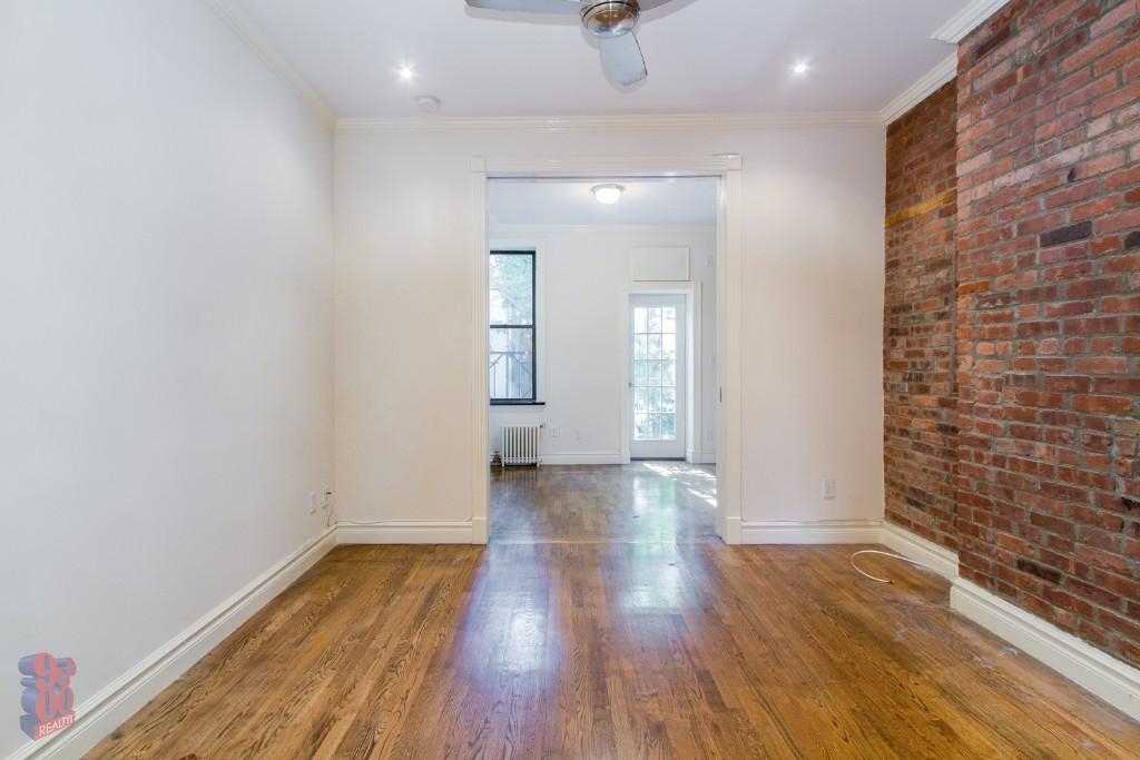 Mott Street - Photo 1