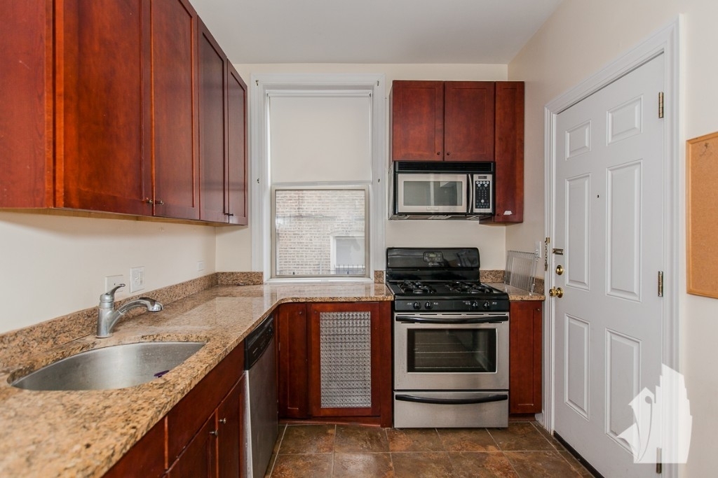1946 W Leland Ave - Photo 2