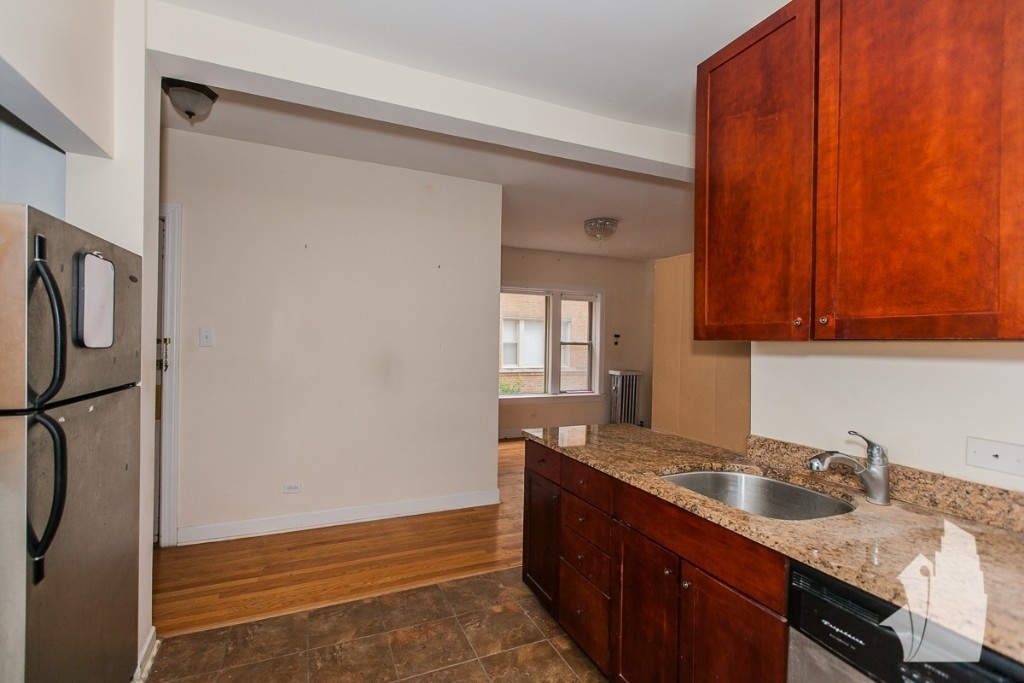 1946 W Leland Ave - Photo 3
