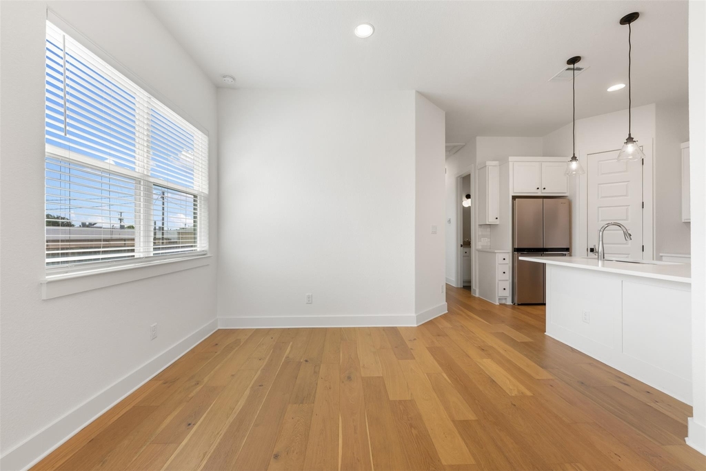 308 E 19th 1/2 St - Photo 10