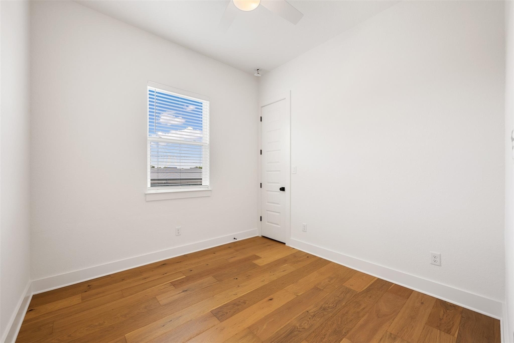308 E 19th 1/2 St - Photo 18