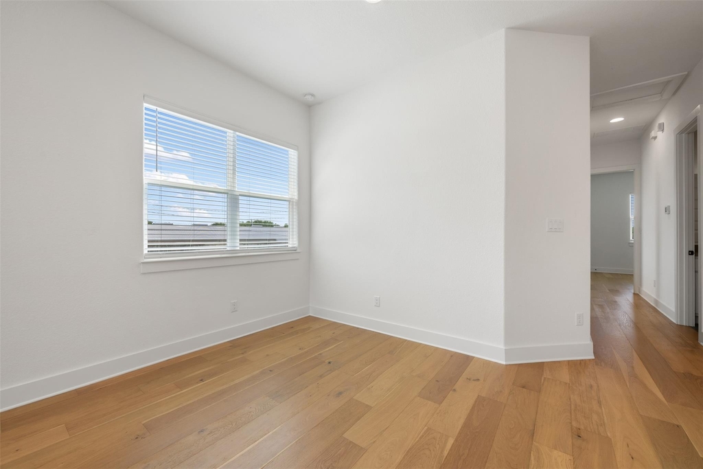 308 E 19th 1/2 St - Photo 9