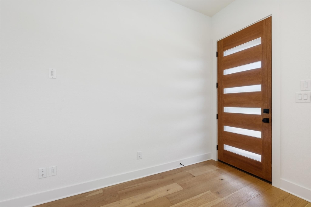 308 E 19th 1/2 St - Photo 3
