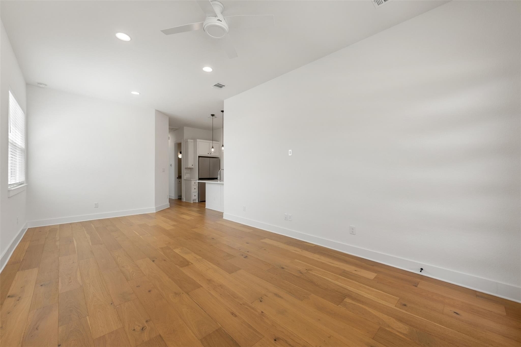 308 E 19th 1/2 St - Photo 5