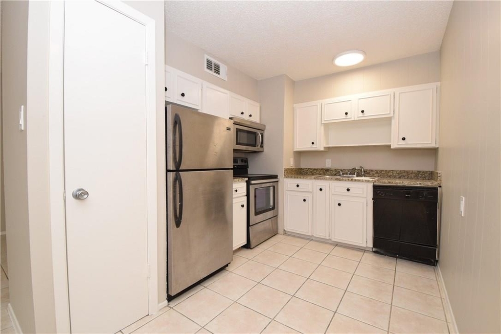 2404 Longview St - Photo 6