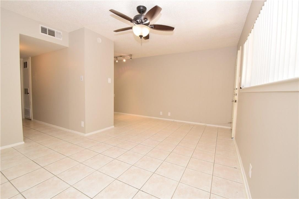 2404 Longview St - Photo 9