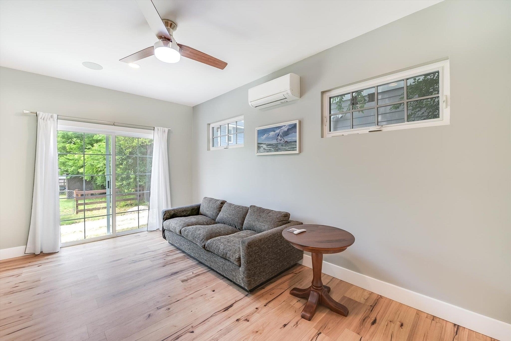 112 E 54th St - Photo 4