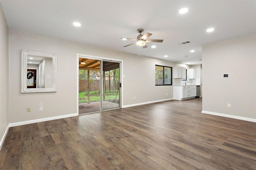 1905 Farnswood Dr - Photo 2