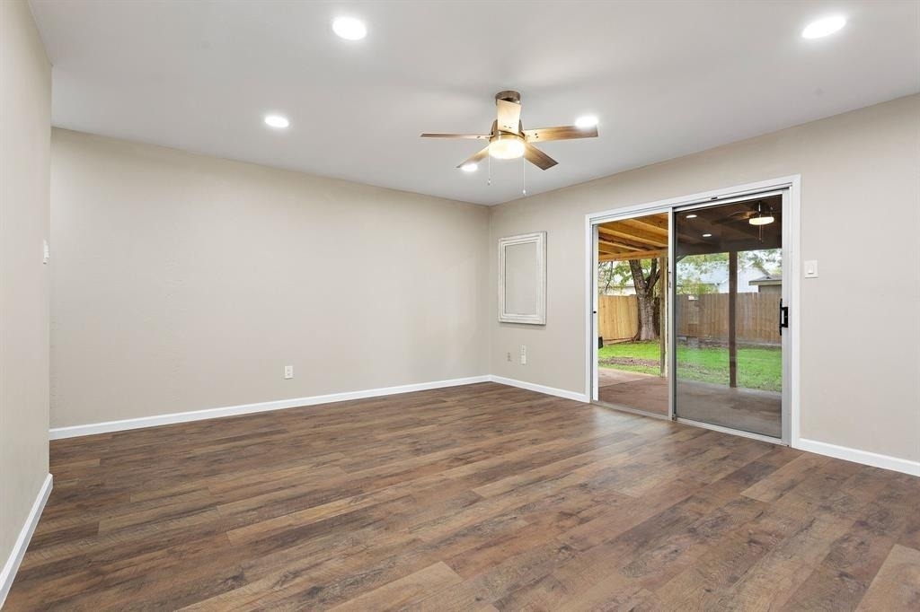 1905 Farnswood Dr - Photo 3