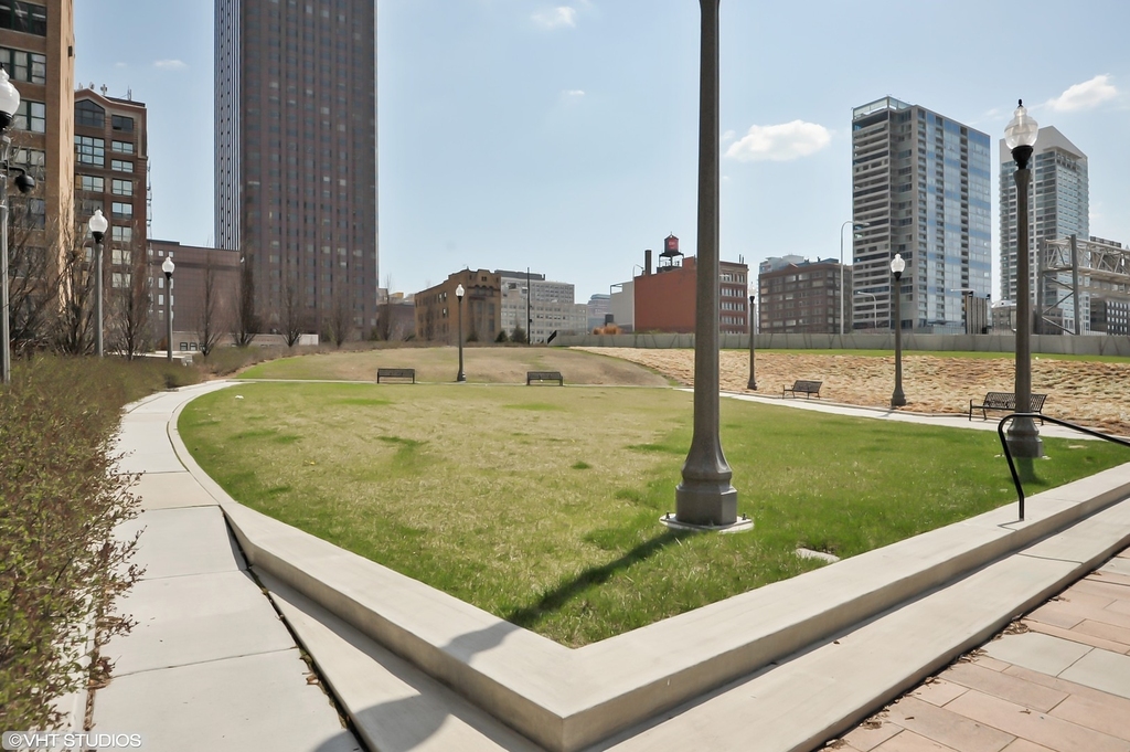 235 W Van Buren Street - Photo 16