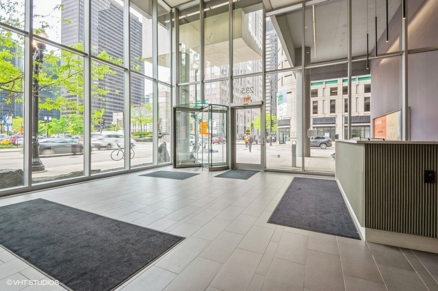 235 W Van Buren Street - Photo 5