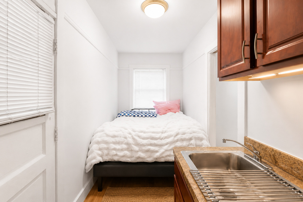 656 W Oakdale Avenue - Photo 8