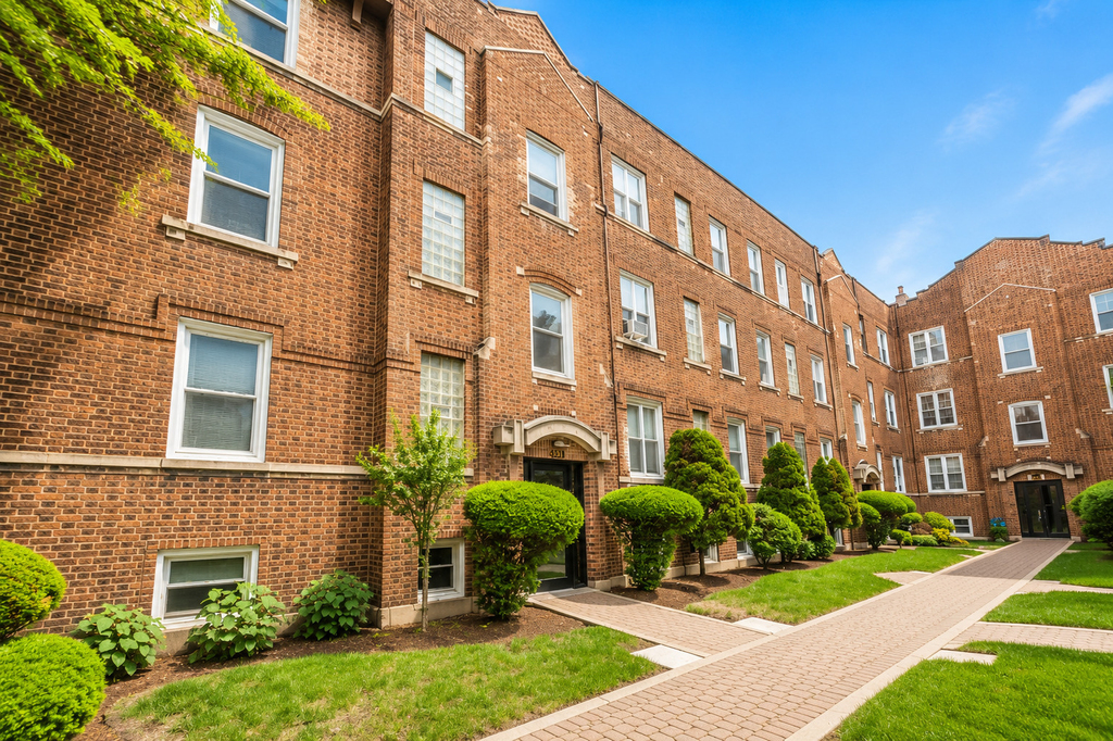 656 W Oakdale Avenue - Photo 0