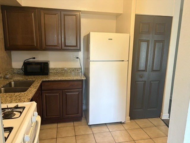 827 College Boulevard - Photo 3